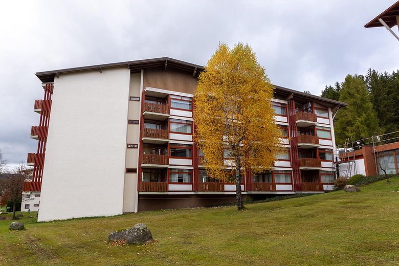 2-Zimmer-Wohnung in Schluchsee, kernsaniert, mit Hallenbad – Hausansicht