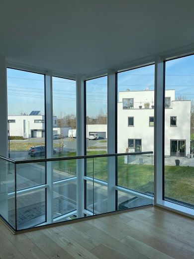 Luxus-Penthouse-Wohnung in traumhafter Lage mit Privatseenutzung – Galerie im 1. OG