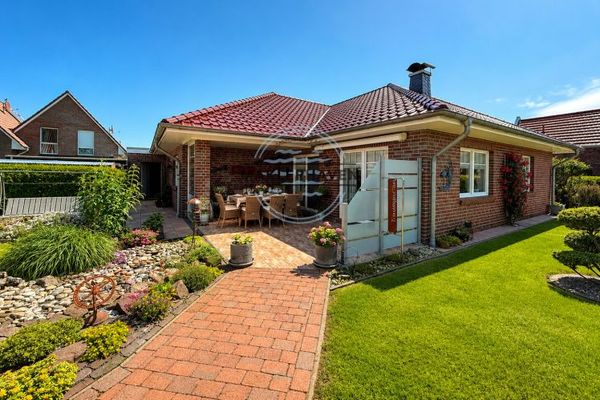 Absolutes Traumhaus. Exklusiver, äußerst gepflegter Bungalow, Wellnessbad, Sauna, Garten und Garage.