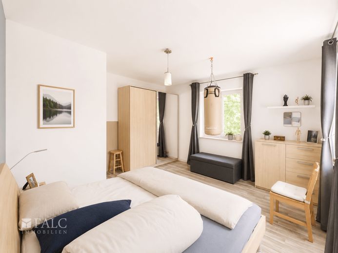 Großzügige Stadtvilla mit Pool und pflegeleichtem Parkgrundstück – Schlafzimmer