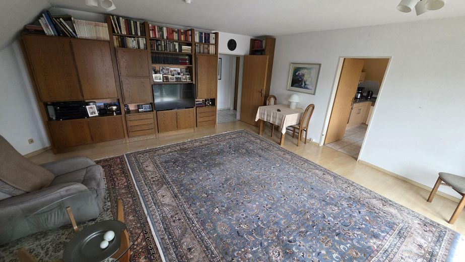 Luminoso apartamento de 3 habitaciones en el ático, 90 m², balcón, ascensor y cocina equipada – Spelle-Mitte, disponible a partir de octubre – Wohnzimmer