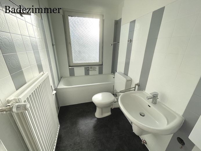 Gepflegte 3-Zimmer-Wohnung mit Balkon und Tageslichtbad nahe der Weser in Bremen-Woltmershausen – Badezimmer