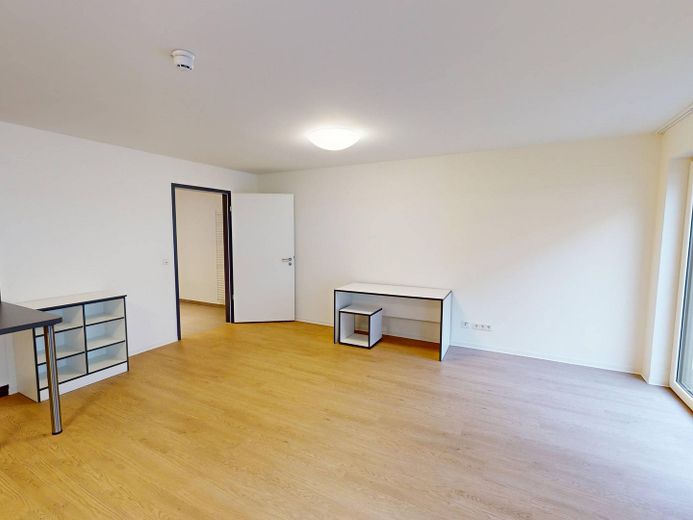 **STUDENTS ONLY** Rollstuhlgerechtes Apartment MÖBLIERT mit TERRASSE im Open Living House Siegen (nur für Studierende!) – Ansicht V: Wohn- und Schlafzi…