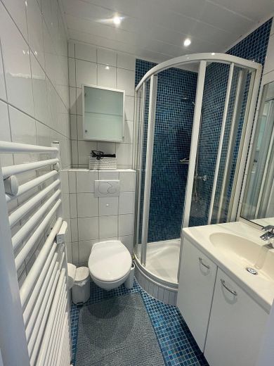 Above the rooftops of Norderney: Stylish 2-room apartment with sunny balcony – Badezimmer mit Dusche