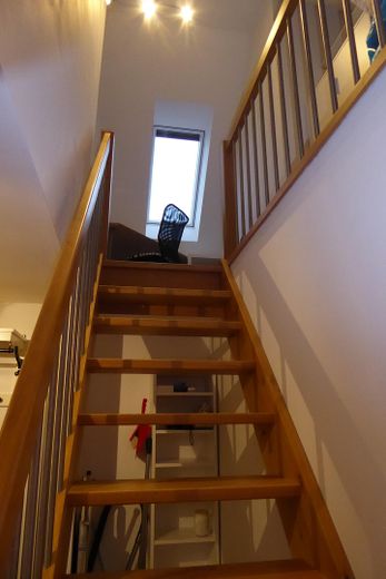 55m² Maisonette Wohnung - U-Bahn nah und im Grünen – Treppe nach oben