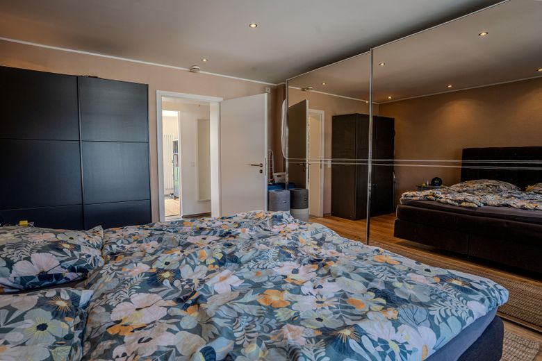 Excepcional piso en propiedad con jardín, terraza en la azotea, Wallbox y chimenea – Foto 9