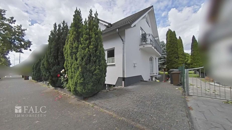 Vielseitiges Drei-Parteien-Haus mit großzügigen Freiflächen – Außenansicht