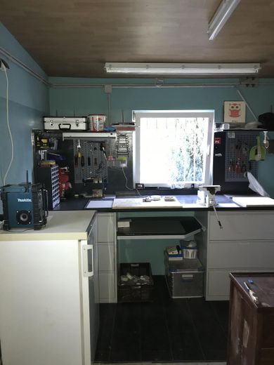 Renoviertes Haus mit Wintergarten, Garage, Werkstatt und Traumgarten - Energieeffizienz Klasse C – Garage/Werkstatt