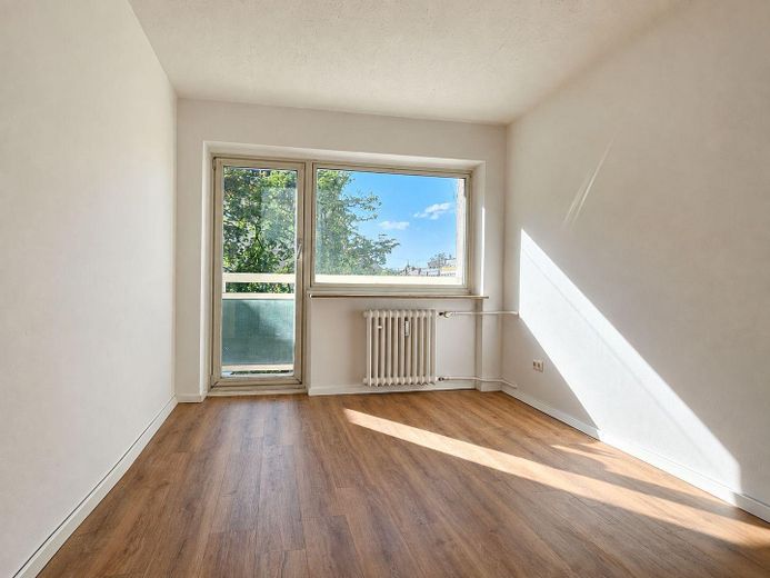 Appartamento con 3,5 locali, completamente ristrutturato, con balconi a Laim – 1. Zimmer