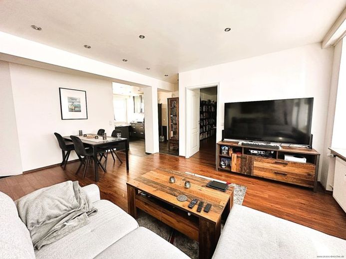 Appartamento di 3 locali con cucina, bagno e corridoio, molto curato, in una posizione perfetta in centro città – Foto 1