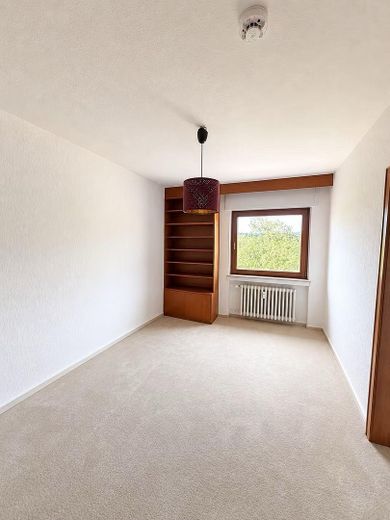 von Privat Eigentumswohnung  Großzügige 4-Zimmer-Wohnung in Olewig mit Balkon, Garage und Stellplatz – Büro