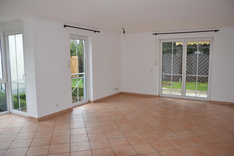 3-4 Zi Gartenidylle, 2 Holzterrassen, Sommergarten, Pavillon, – Wohn-/Essbereich leer