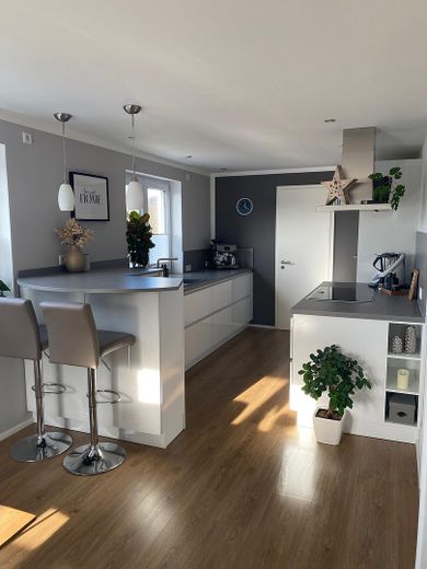 120 m² Familienwohnung mit XXL-Balkon, Doppelgarage, Wallbox, nahe Ingolstadt – Blick in die Küche