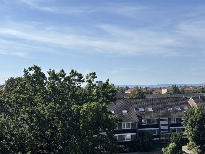 Appartamento di 3 locali appena ristrutturato con vista sul Deister, balcone, cucina componibile e ascensore a Berenbostel – Ausblick vom Balkon