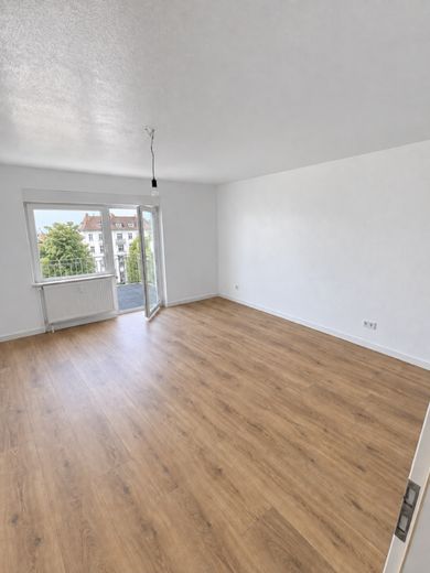 Eerste bewoning na renovatie op een aantrekkelijke locatie in Backnang – Wohnzimmer mit Balkon