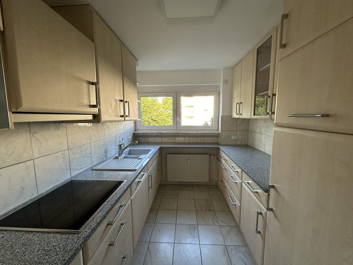 Modernisierte 3-Zimmer-Wohnung mit Einbauküche, Balkon & Blick ins Grüne – Küche