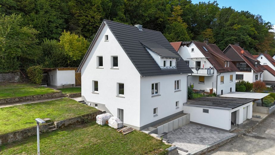 Umfassend modernisiertes Einfamilienhaus mit großem Grundstück und Waldanteil – Haus Süd