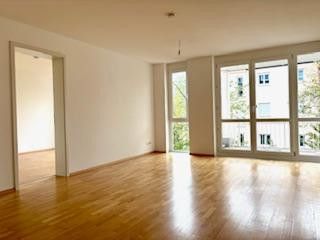 2-Zimmer Terrassen-Wohnung: Rückzugsort im Grünen, direkt am Puls der Stadt – Wohnzimmer