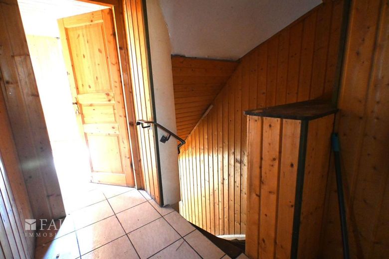 Ein komplettes Haus für Ihre Kapitalanlage oder Beruf !! – Flur mit Treppe
