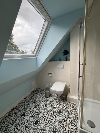 Provisionsfreie Doppelhaushälfte in ruhiger Lage von privat – Badezimmer im Spitzboden