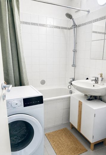 Ambiance penthouse avec vue sur la Spree - appartement lumineux de 4,5 pièces à Friedrichshain – Badezimmer