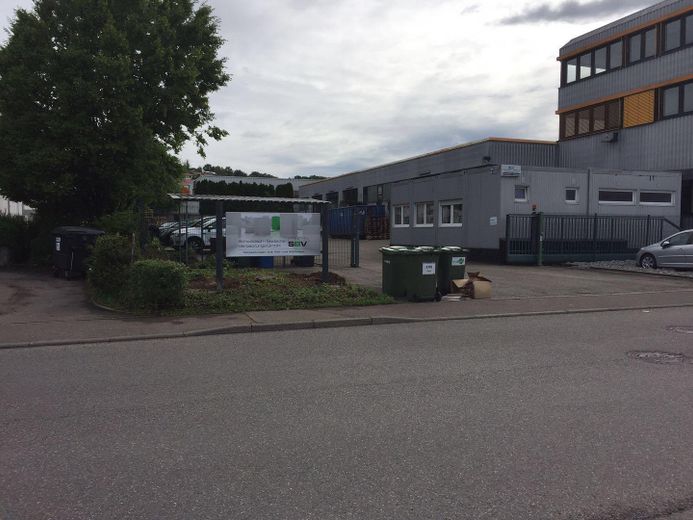 Produktion/ Lagerhalle mit 2 Büros – Einfahrt zum Lager