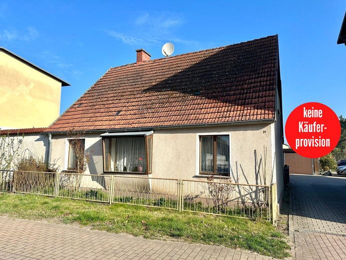 HORN IMMOBILIEN ++ kleines Einfamilienhaus in zentraler Lage in Ducherow – Hausansicht