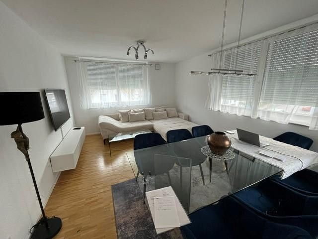 Helle, zentrale 2-Zimmer Wohnung – Wohnzimmer