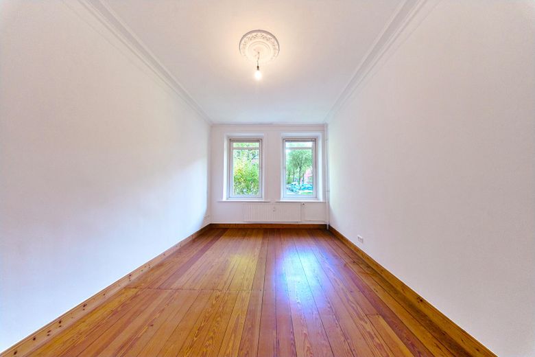 Gepflegte Altbauwohnung in Hamburg-Eimsbüttel – frisch renoviert, provisionsfrei – Wohnzimmer