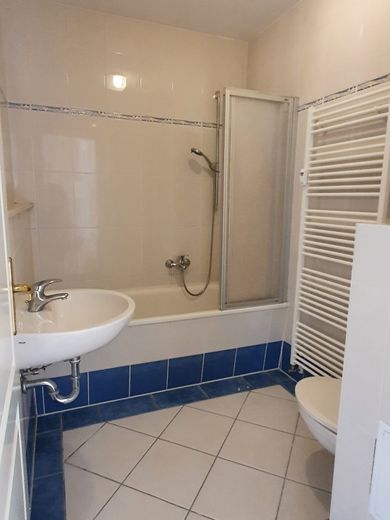 Bad m. Wanne und Duschwand