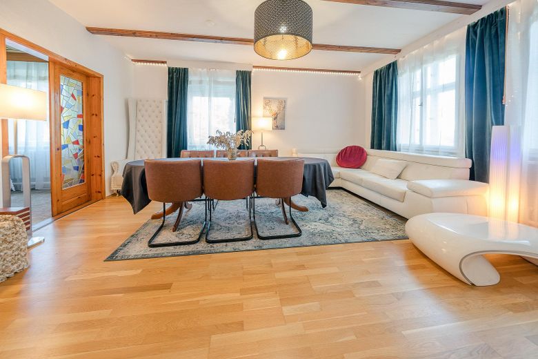 Kapitänshaus inkl. Baurecht für weiteres FH/EFH – Wohn-/Essbereich mit Kamin