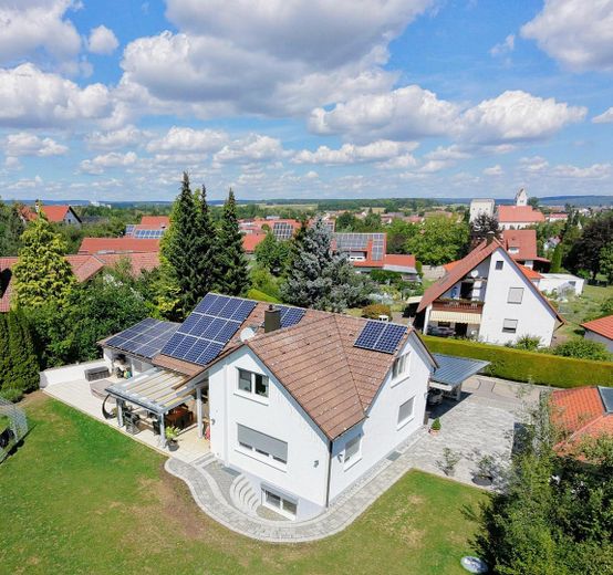 Provisionsfreies Einfamilienhaus in Wittislingen: 2.190m² Traumgrund, Außenpool, Whirlpool & Sauna – Luftaufnahme #01