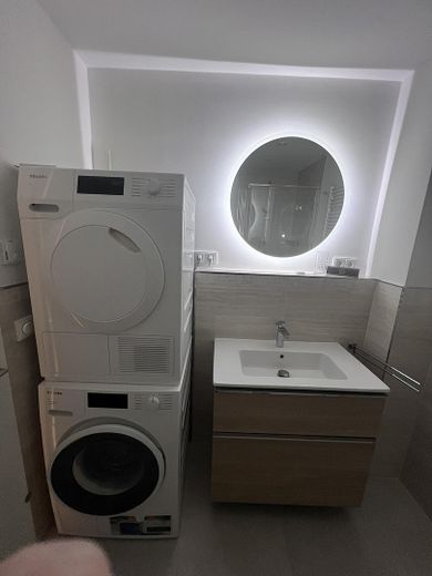 Möblierte, helle und lichtdurchflutete 2-Zimmer-Wohnung in begehrter Altstadtlage – Bad