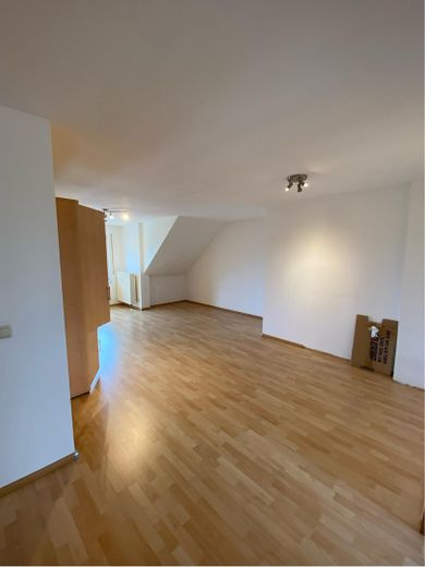 Helle 2-Zimmer-Dachgeschosswohnung mit Balkon und Stellplatz in zentraler Lage von Röthenbach – Wohnzimmer