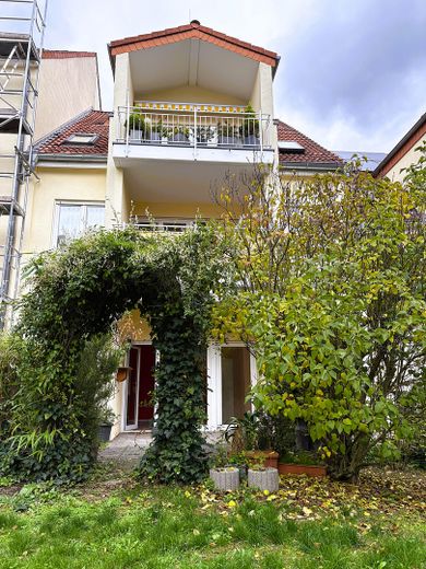 Blick vom Garten zur Terrasse