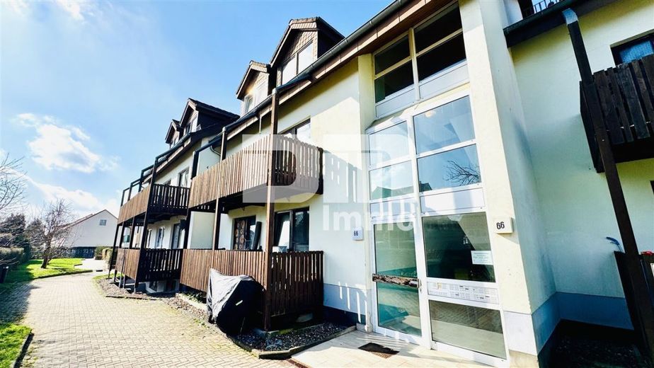 Kompaktes Apartment BJ 1991 im Souterrain in ruhiger Wohnanlage – Rückansicht / Haupteingang
