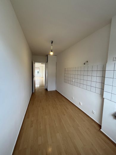 Bright renovated apartment with balcony – Photo 10