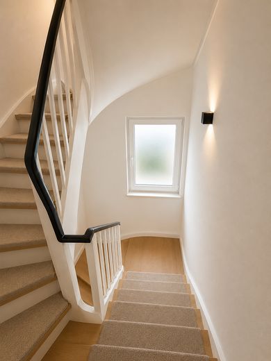 Almenhof · prima occupazione 2026 · appartamento di 3 locali all'ultimo piano con soleggiato balcone SW · KFW 55EE – Treppenhaus - Visualisierung