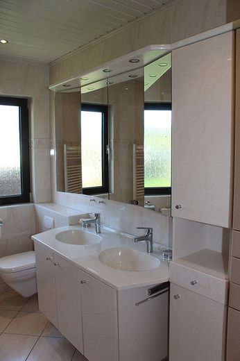 Zweifamilien-Wohnhaus in der Kleinstadt Leun im Lahn-Dill-Kreis. Der Kaufpreis ist verhandelbar. – EG Badezimmer mit Waschtischen