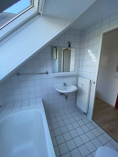 Renoviertes Dachgeschoss Apartment in Düsseldorf-Hassels – Badezimmer mit Badewanne