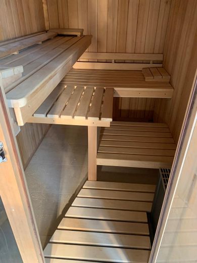 Abitare nel lusso in un attico di 200 m² con capannone, officina, produzione e attività commerciale – Sauna