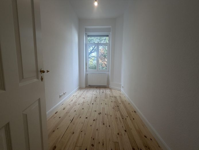 *First occupancy* Completely renovated 3-room period apartment on Bergerstraße with fitted kitchen and balcony – Zimmer 1
