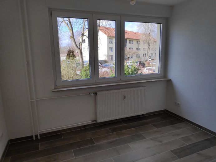 Appartamento al piano rialzato a Neuhausen, 3 1/2 locali, completamente ristrutturato, cucina componibile, Internet 1 Gb/s, 800 m fino alla S-Bahn – Foto 12