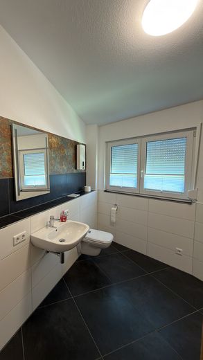 Badezimmer mit Dusche