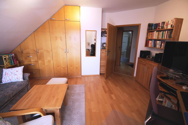 Zimmer mit Einbauschrank OG