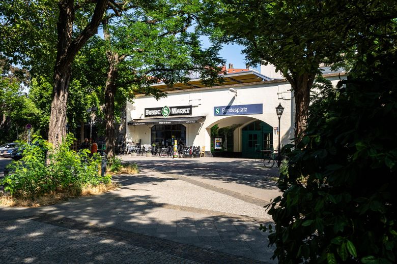 Provisionsfrei: Am Cosimaplatz in Friedenau, 2.5 Zimmer Altbau mit Balkon im 3.OG, Fernwärme – Der Bundesplatz