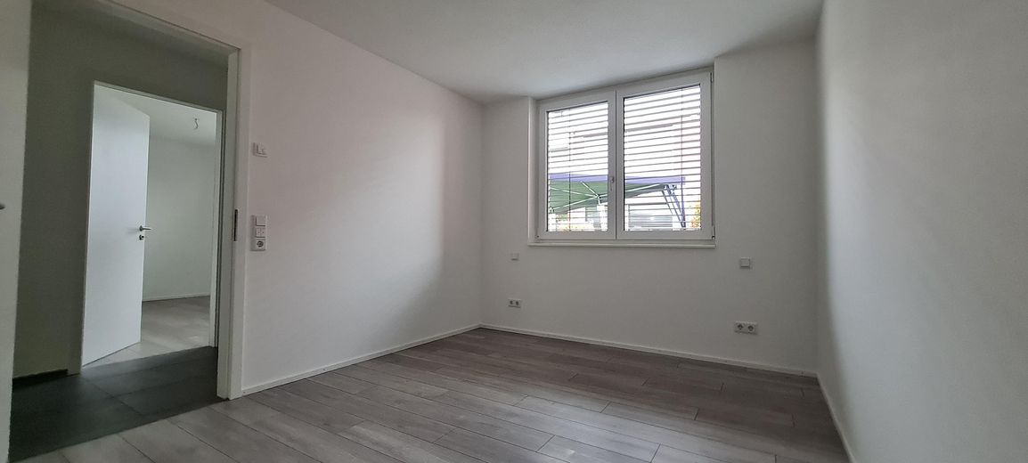 moderne 3,5 Zimmerwohnung 1.OG mit Lift, EBK und überdachtem Balkon – 1. Schlafzimmer
