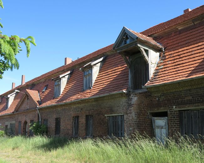 eines der letzten, erhaltenen SCHEUNENGUTSHÄUSER (mit 4-6 ha. Naturgrundstück) – multifunktionales Gutshaus