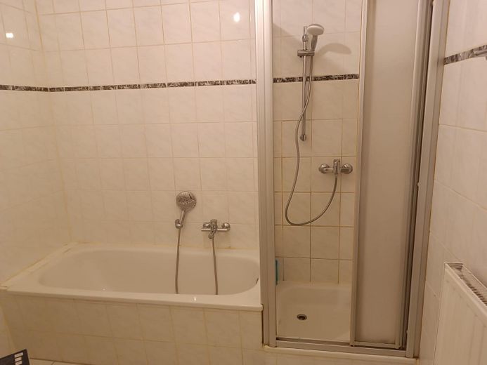 Dresden, ETW im Stadtteil Striesen, Nähe Blaues Wunder – Bad (Wanne und Dusche)