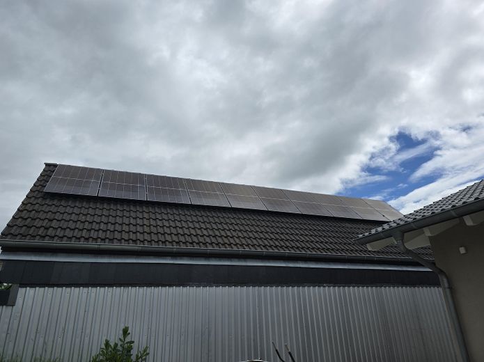 Zweifamilienhaus mit Ferienhaus und zus. Grundstück, neue Wärmepumpe und PV-Anlage - Provisionsfrei – PV-Anlage Rückseite der Garage